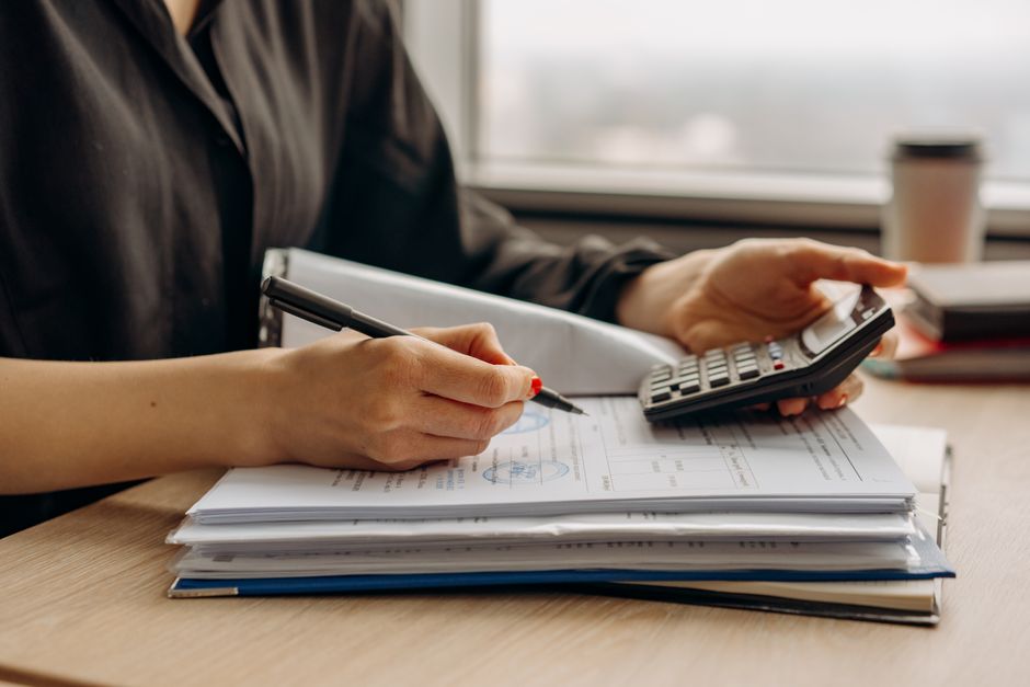 شخص يراجع خيارات استثمارية بدقة